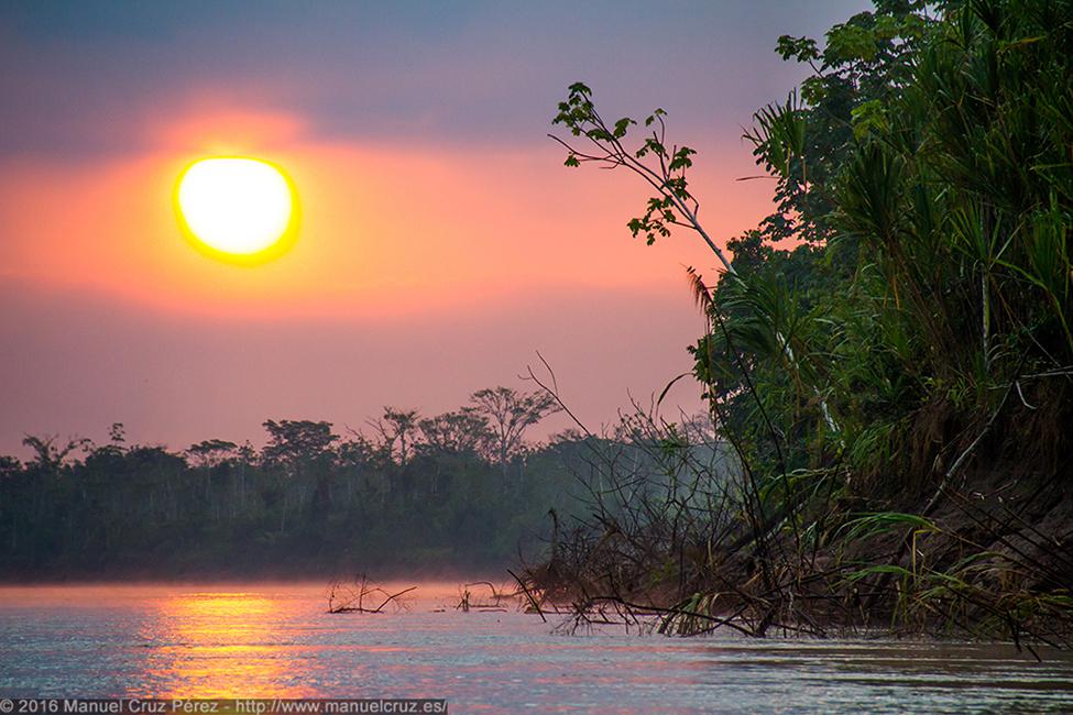 Puesta de sol en el río Huallaga.